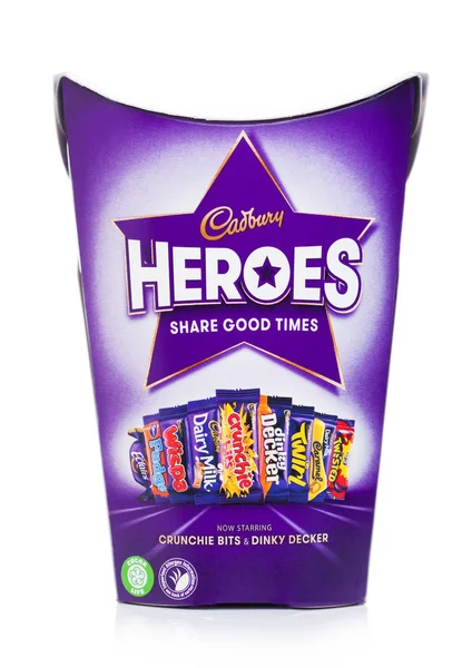 Londýn, Uk - 10. října 2019: Dárková krabička Heroes míchá čokoládové bonbóny na bílém pozadí. Mléčné mléko, Wispa, Twirl, Eclairs, Dinky Decker. — Stock fotografie