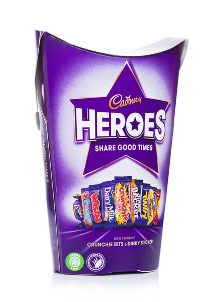 London, Uk - 10 жовтня 2019: Коробка Героїв поєднує шоколадні цукерки на білому тлі. Dairy Milk, Wispa, Twirl, Eclairs, Dinky Decker. — стокове фото