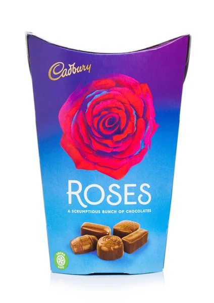 Londýn, Uk - 10. října 2019: Dárková krabička cadbury Roses mix čokoládové bonbóny na bílém pozadí. — Stock fotografie