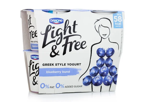 伦敦，Uk - 2019年10月10日：白色背景的带有蓝莓的Danone Light & Free Greek style natural yogurt. — 图库照片