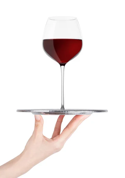 Hand hält Tablett mit Rotweinglas auf weiß — Stockfoto