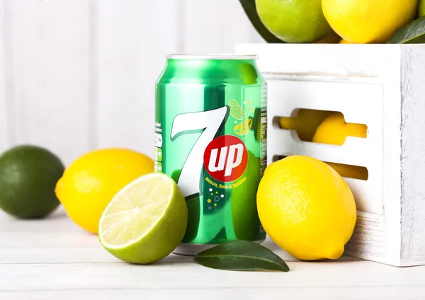 London, Egyesült Királyság - április 27, 2018: Alumínium doboz 7up limonádé szóda — Stock Fotó