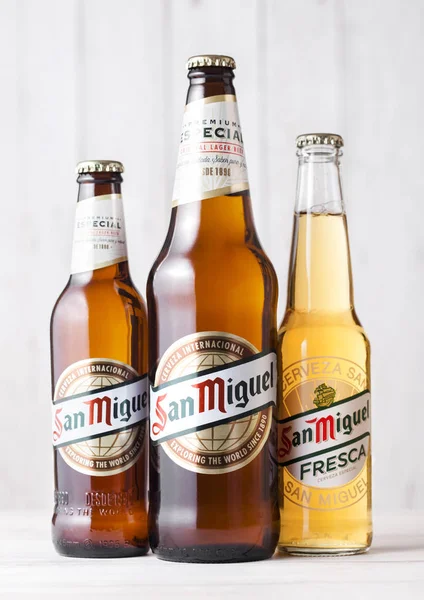 LONDRES, Reino Unido - 27 DE ABRIL DE 2018: Botellas de cerveza San Miguel lager en — Foto de Stock