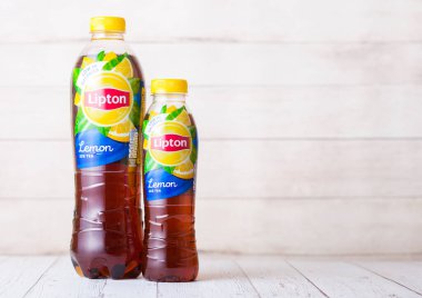 LONDON, İngiltere - SEPTEMBER 03, 2018: Tahtada limon aromalı plastik Lipton Ice Tea şişeleri.
