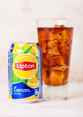 LONDON, İngiltere - SEPTEMBER 03, 2018: Limon aromalı Lipton Ice Tea buzlu alüminyum teneke ve cam.