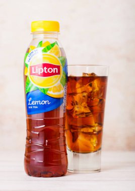 LONDON, İngiltere - SEPTEMBER 03, 2018: Limon aromalı buzlu plastik şişe ve cam.