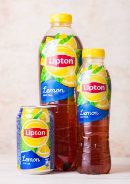 LONDON, İngiltere - SEPTEMBER 03, 2018: Alüminyum kutu ve limon aromalı plastik Lipton Ice Tea.