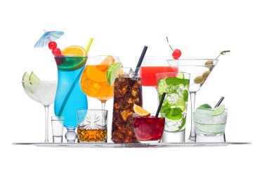 Beyaz arka planda buzlu çeşitli kokteyller. Mavi lagün, martini, negroni, mojito, spritz, gimlet, cuba libre, cosmopolitan, margarita..