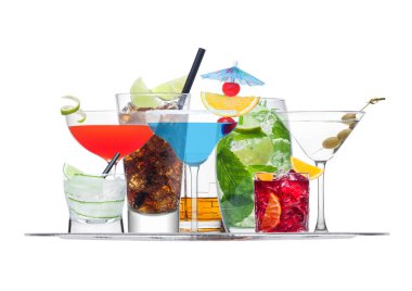 Beyaz arka planda buzlu çeşitli kokteyller. Mavi lagün, martini, negroni, mojito, spritz, gimlet, cuba libre, cosmopolitan, margarita..