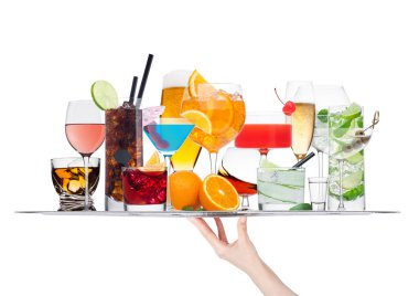 Beyaz arka planda buzlu çeşitli kokteyl tepsileri. Mavi lagün, martini, negroni, mojito, spritz, gimlet, cuba libre, cosmopolitan, margarita..