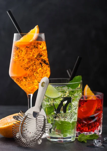 Szemüveg Spritz Mojito Negroni Koktélok Jégkockákkal Lime Narancs Szeletek Mentalevéllel — Stock Fotó