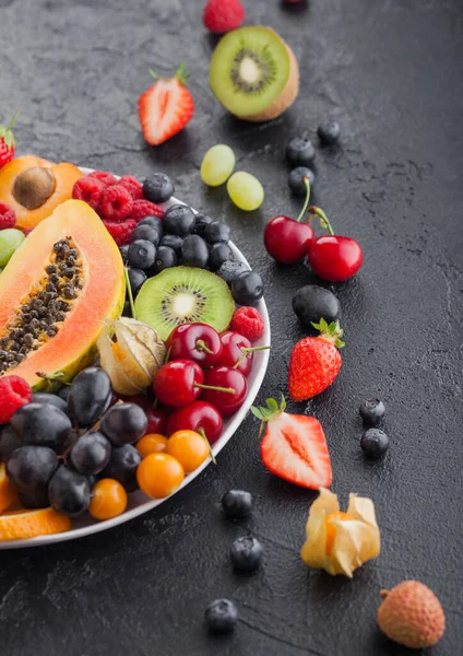 유기농 산딸기와 배경에 접시에 과일을 곁들인다 파인애플 파파야 넥타린 오렌지 — 스톡 사진