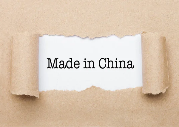 Made China Konzepttext Erscheint Hinter Zerrissenem Braunen Papierumschlag — Stockfoto