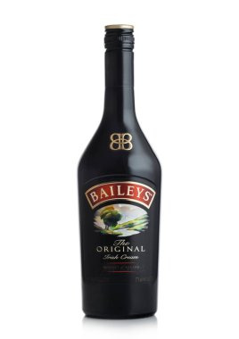 LONDON, UK - Haziran 02, 2020: Baileys Şişe Orijinal İrlanda Kremi beyaz arka planda. İrlanda viskisi ve krema bazlı likör.