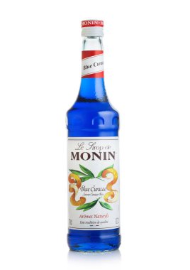 LONDON, İngiltere - Haziran 02, 2020: Beyaz arka planda bir şişe Monin Blue Curacao şurubu.