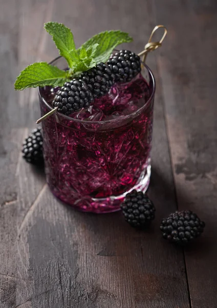 Refreshing Summer Cocktail Blackberry Crystal Glass Ice Cubes Mint Wooden — Stock Photo, Image