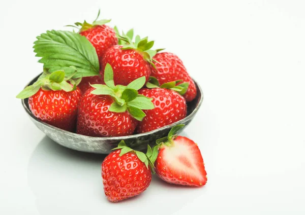 Frische Rohe Bio Erdbeeren Stahlschale Teller Auf Weißem Hintergrund Mit — Stockfoto