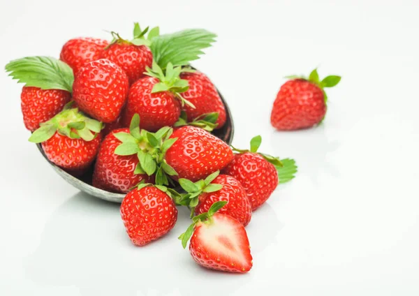 Frische Rohe Bio Erdbeeren Stahlschale Teller Auf Weißem Hintergrund Mit — Stockfoto