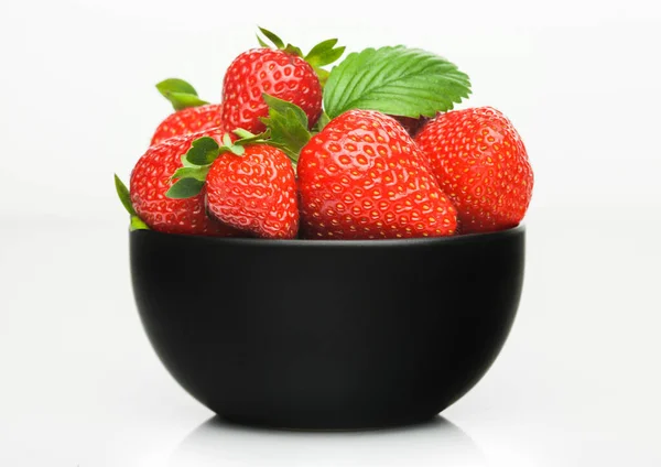 Frische Rohe Bio Erdbeeren Schwarzer Keramikteller Auf Weißem Hintergrund Beste — Stockfoto