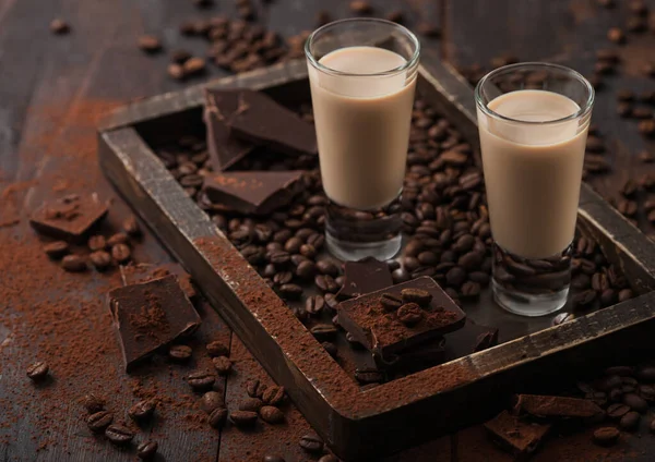 Irischer Sahne Baileys Likör Schnapsgläsern Holzschale Mit Kaffeebohnen Und Puder — Stockfoto