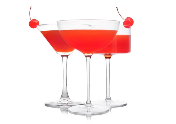 Cocktail Cosmopolita Bicchieri Cristallo Classici Con Ciliegia Rosa Sfondo Bianco — Foto Stock