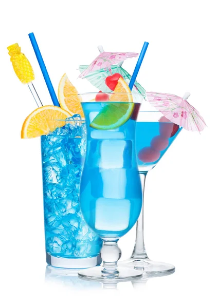 Blaue Lagunen Cocktailgläser Mit Strohhalm Und Orangenscheibe Mit Süßkirsche Und — Stockfoto