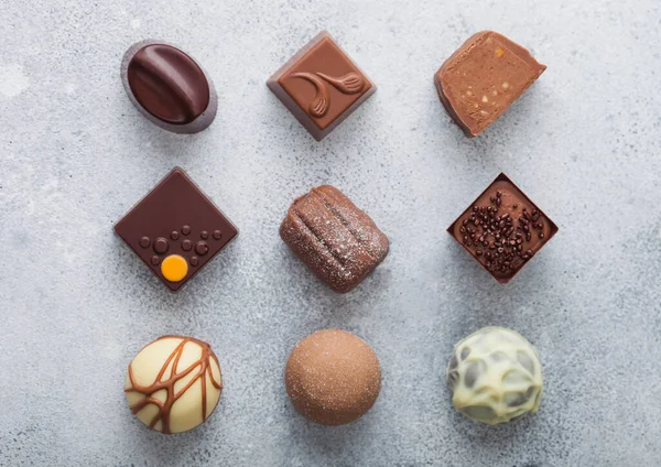 高档巧克力糖果选择在明亮的背景上 深色和乳白色的巧克力品种 — 图库照片