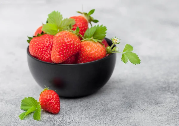 Frische Erdbeeren Aus Kontrolliert Biologischem Anbau Mit Blatt Schwarzer Keramikschale — Stockfoto