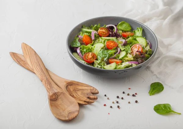 Salada Legumes Vegetarianos Frescos Saudáveis Com Alface Tomate Cebola Vermelha — Fotografia de Stock