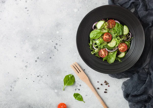 Salada Legumes Vegetarianos Saudáveis Frescos Com Alface Tomate Cebola Vermelha — Fotografia de Stock