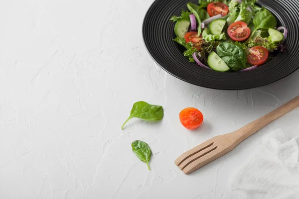 Salada Legumes Vegetarianos Saudáveis Frescos Com Alface Tomate Cebola Vermelha — Fotografia de Stock
