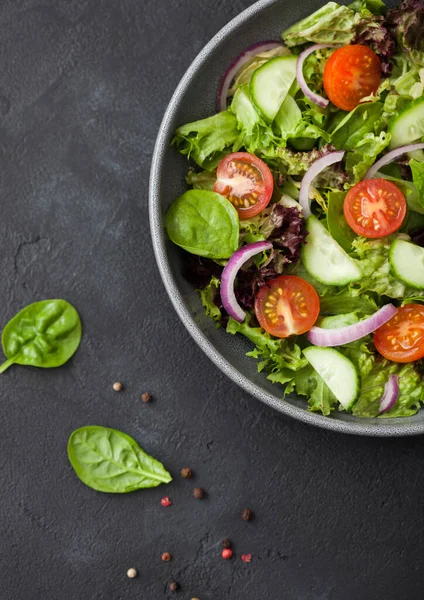 Salada Legumes Vegetarianos Saudáveis Frescos Com Tomate Pepino Cebola Vermelha — Fotografia de Stock