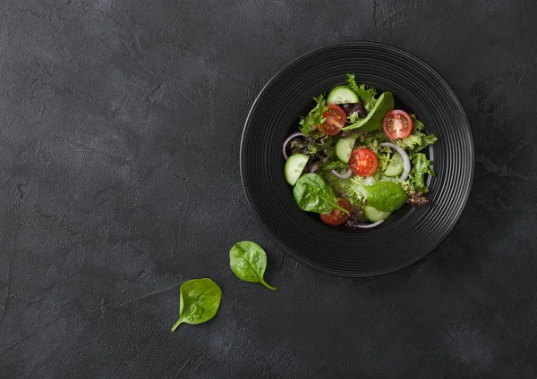 Salada Legumes Vegetarianos Saudáveis Frescos Com Tomate Pepino Cebola Vermelha — Fotografia de Stock