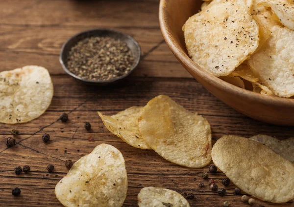 Patatas Crujientes Patatas Fritas Con Pimienta Negra Tazón Madera Sobre — Foto de Stock