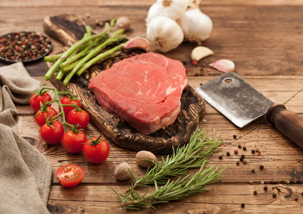 Čerstvé Syrové Grilované Dušené Hovězí Steak Sekačce Chřestem Česnekem Cherry — Stock fotografie