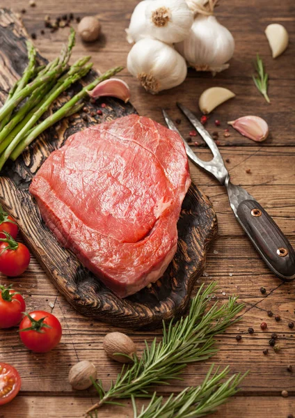 Čerstvý Dušený Hovězí Steak Sekané Desce Česnekem Chřestem Rajčaty Solí — Stock fotografie