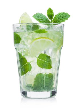 Bir bardak Mojito Yazı ferahlatıcı alkollü kokteyl buz küpleri ve beyaz üzerine limon.