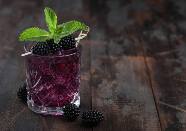 Böğürtlenli ve buzlu böğürtlenli böğürtlen ve nane şekerli böğürtlenli böğürtlen karışımı. Metin için boşluk