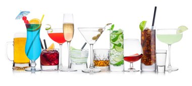 Beyaz arka planda çeşitli yaz kokteylleri ve sert alkollü içecekler. Mavi lagün, martini, negroni, mojito, spritz, gimlet, Küba libre, kozmopolitan, margarita..