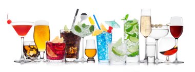 Beyaz arka planda çeşitli yaz kokteylleri ve sert alkollü içecekler. Mavi lagün, martini, negroni, mojito, spritz, gimlet, Küba libre, kozmopolitan, margarita..