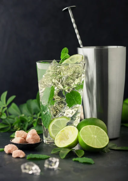 Sklenice Osvěžujícího Mojito Koktejlu Mátou Limetkou Černé Desce Lžící Ocelovém — Stock fotografie