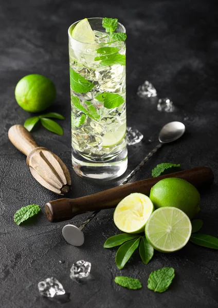 Highball Glas Mojito Cocktail Med Isbitar Mint Och Lime Svart — Stockfoto