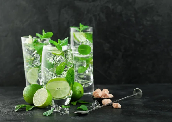 Skleničky Mojito Osvěžující Letní Koktejl Mátou Citrónem Černé Desce Lžící — Stock fotografie