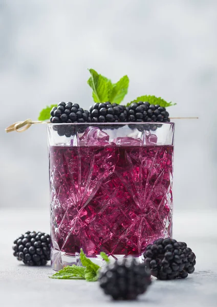 Refreshing Summer Cocktail Blackberry Crystal Glass Ice Cubes Mint Light — Stock Photo, Image