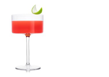 Beyaz arka planda limon kabuğu olan modern kristal bardakta Cosmopolitan kokteyli. Metin için boşluk