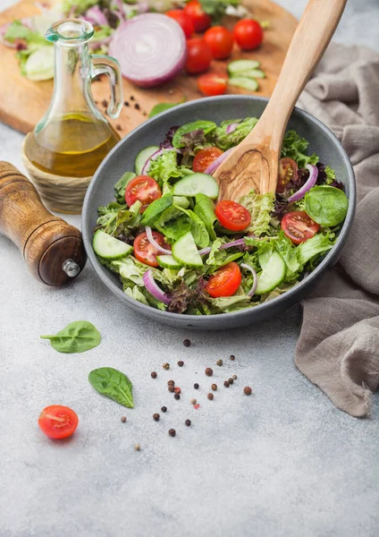 Tigela Cinzenta Salada Saudável Legumes Vegetarianos Frescos Com Tomate Pepino — Fotografia de Stock