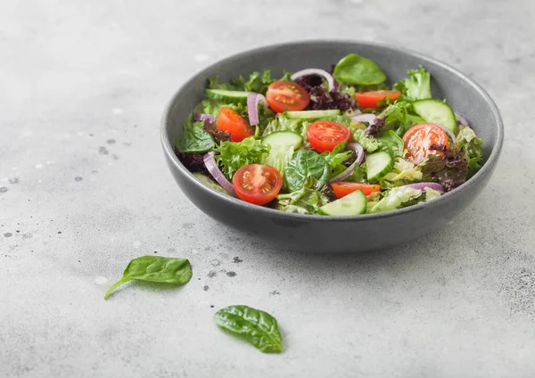 Salada Legumes Frescos Saudáveis Com Pepinos Tomates Cebola Vermelha Espinafre — Fotografia de Stock