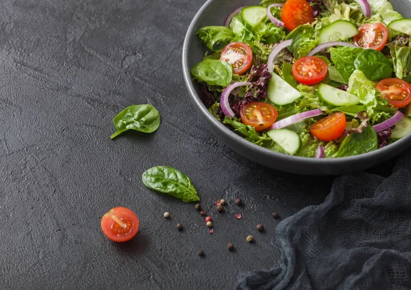 Salada Legumes Frescos Com Alface Tomate Cebola Vermelha Espinafre Tigela — Fotografia de Stock