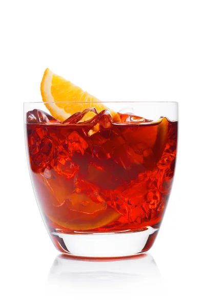 Cocktail Negroni Vetro Cristallo Lusso Con Cubetti Ghiaccio Fette Arancia — Foto Stock