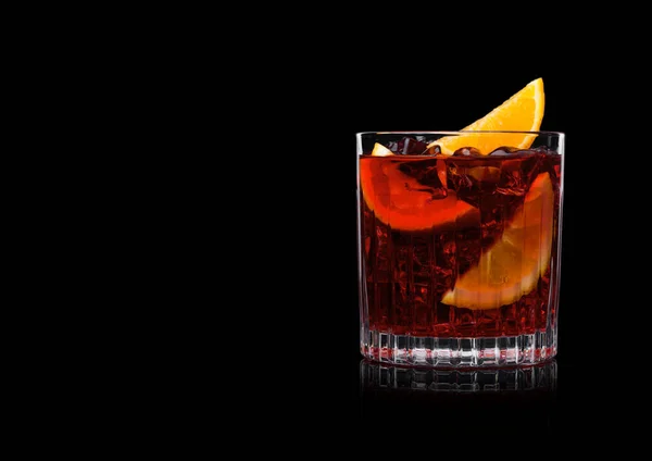 Cóctel Negroni Cristal Con Cubitos Hielo Rodajas Naranja Sobre Fondo —  Fotos de Stock